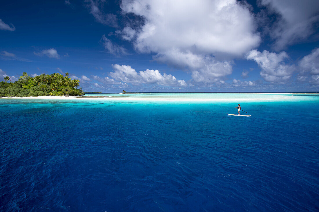 Paddle Boarding auf einem abgelegenen Atoll der Marshall-Inseln; Marshall-Inseln