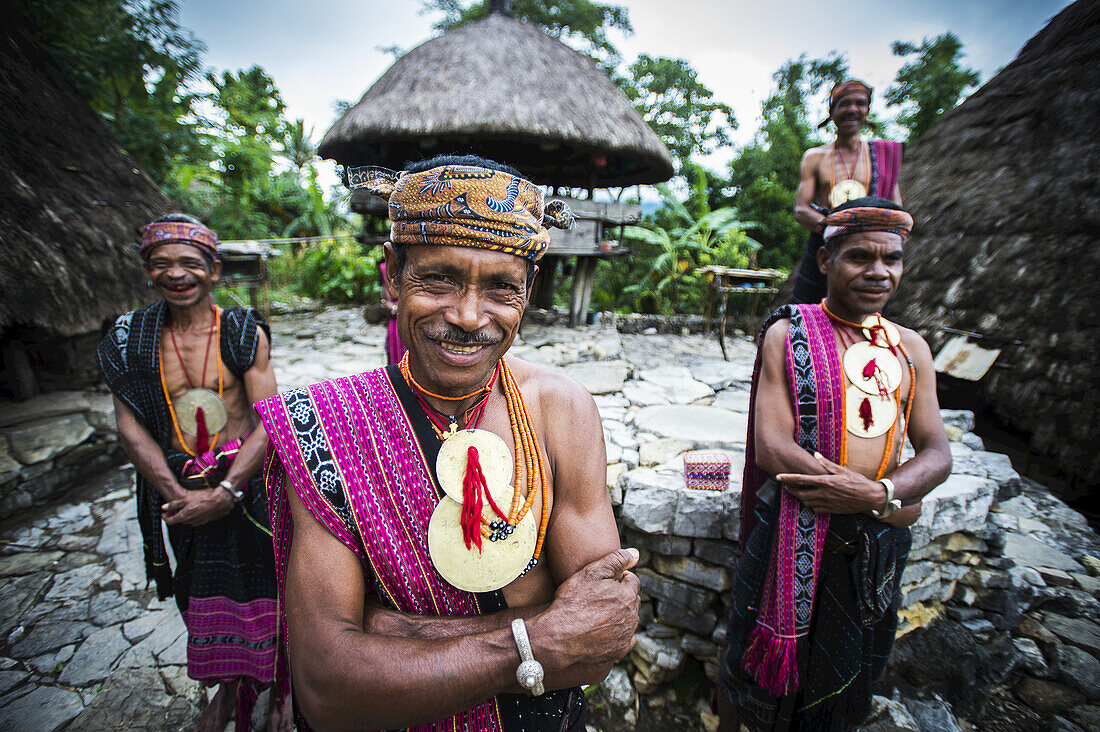 Timoresische Männer in traditioneller Kleidung im Dorf Liurai; Timor-Leste.