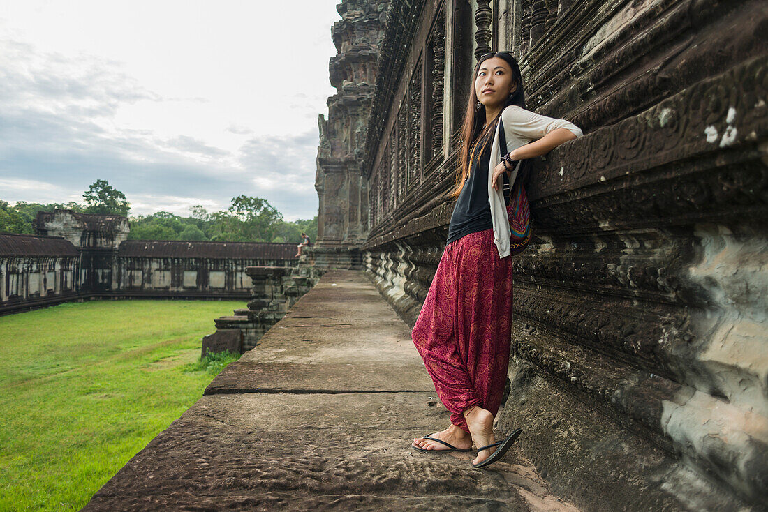 Touristin in Angkor Wat, Stadt der Tempel; Siem Reap, Kambodscha