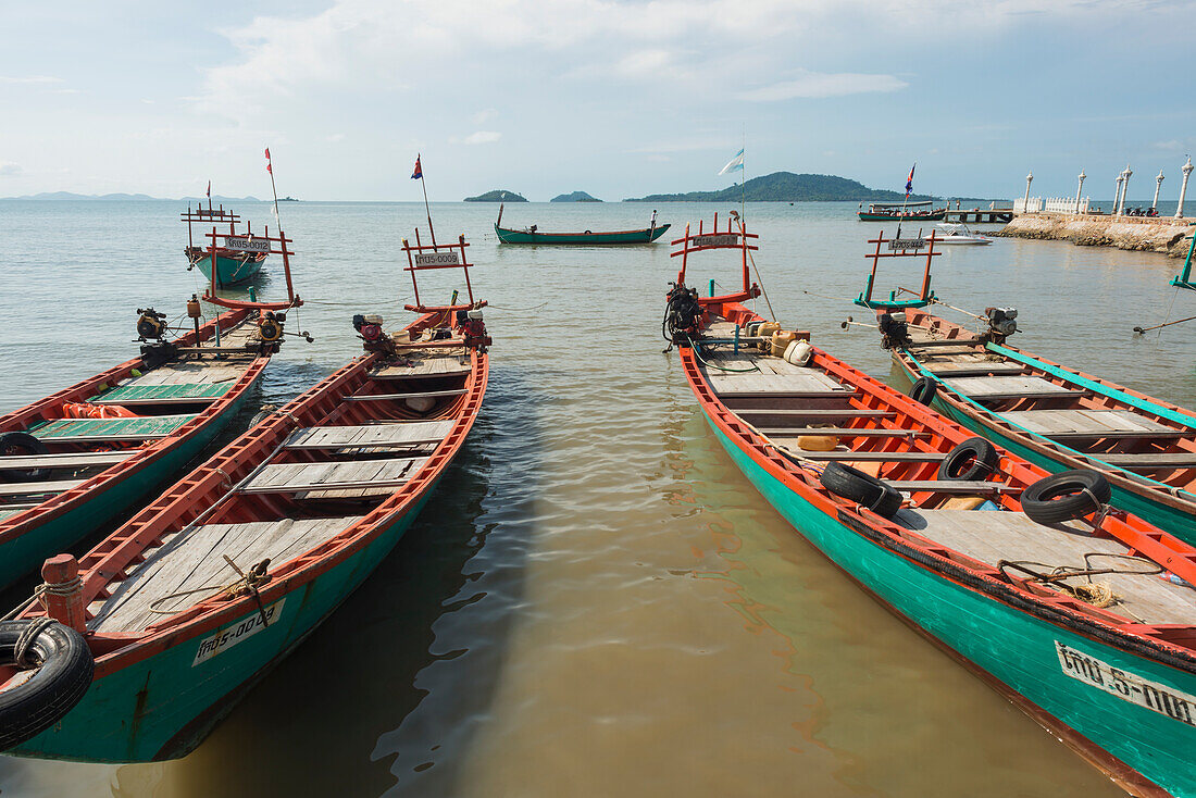Fischerboote am örtlichen Pier; Kep, Kambodscha