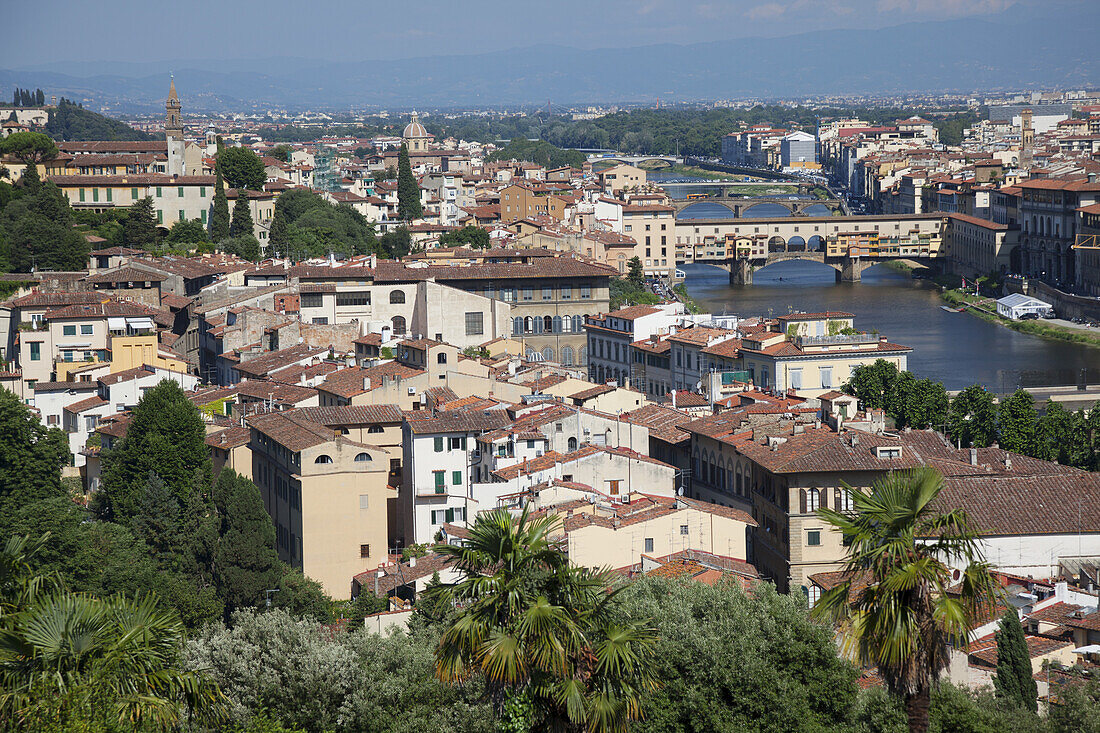 Ein Blick auf die Stadt mit der Ponte Vecchio; Florenz, Italien.