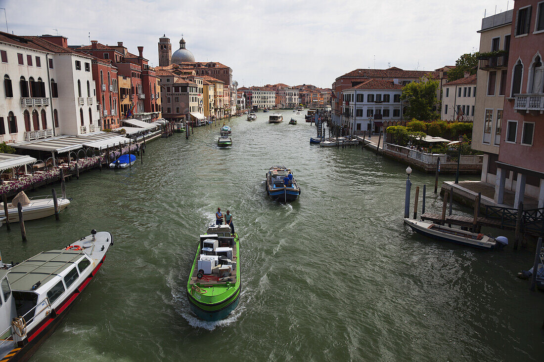 Boote auf dem Canal Grande; Venedig, Italien