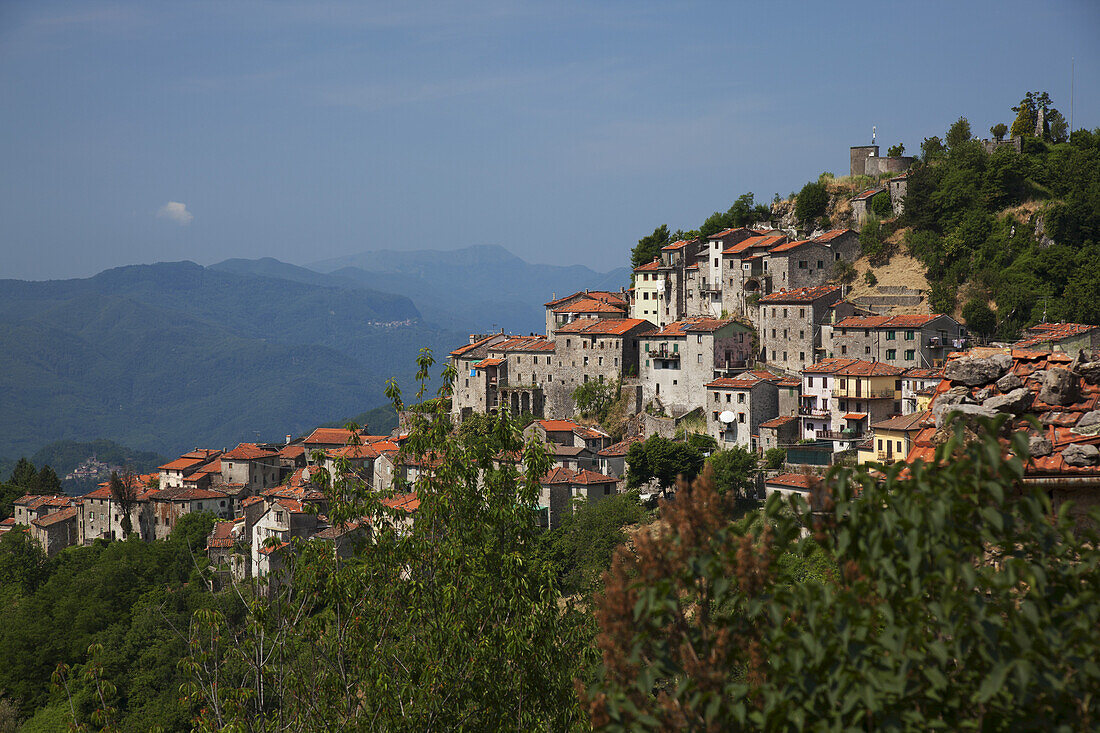 Malerische Dörfer in den Alpuaner Alpen; Montefegatesi, Toskana, Italien