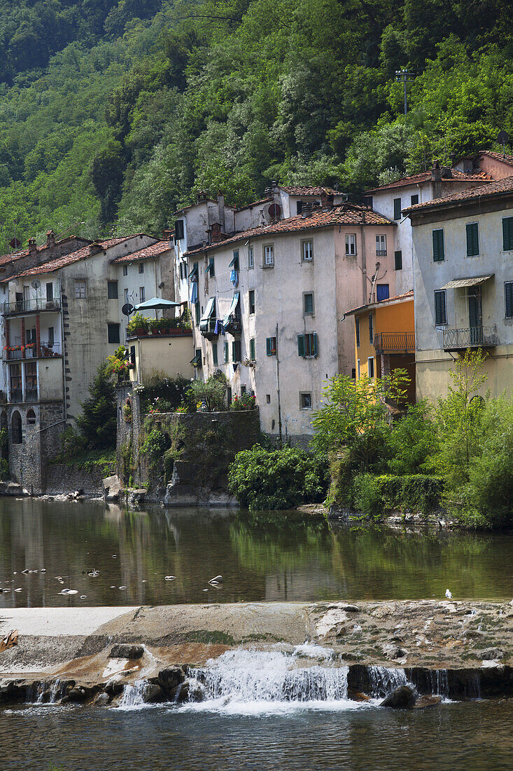 Das malerische Dorf Bagni Di Lucca in den Alpuaner Alpen; Bagni Di Lucca, Toskana, Italien