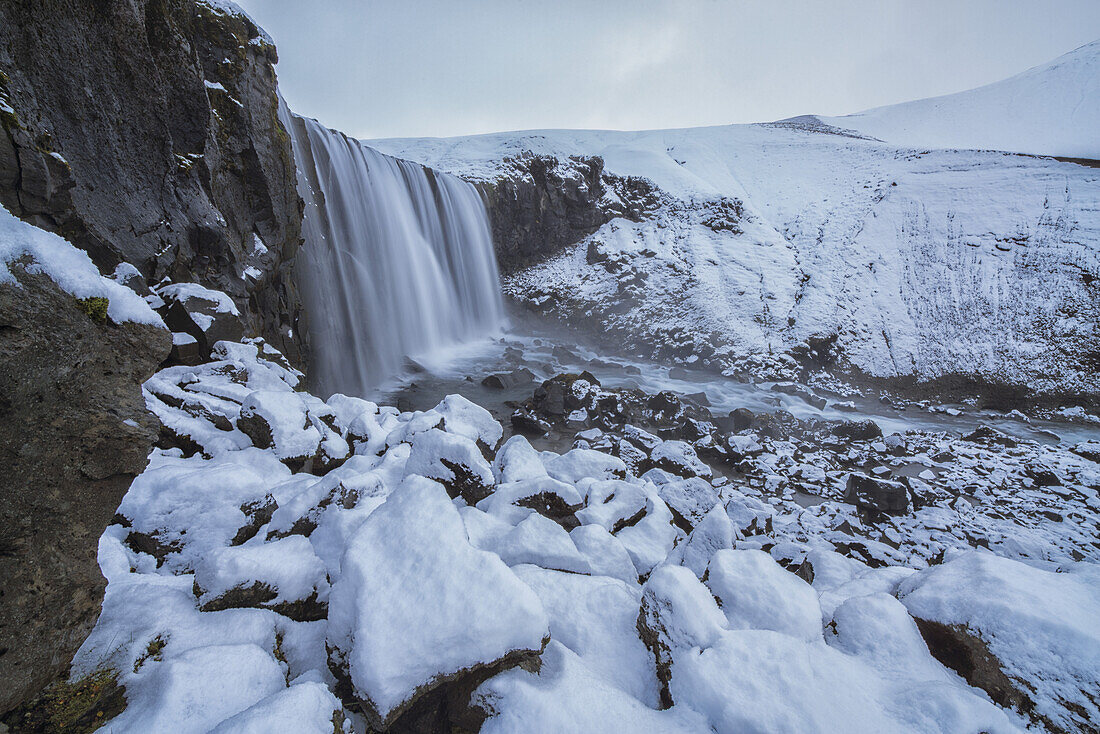 Unbenannter Wasserfall und Fluss im Hochland von Island; Island