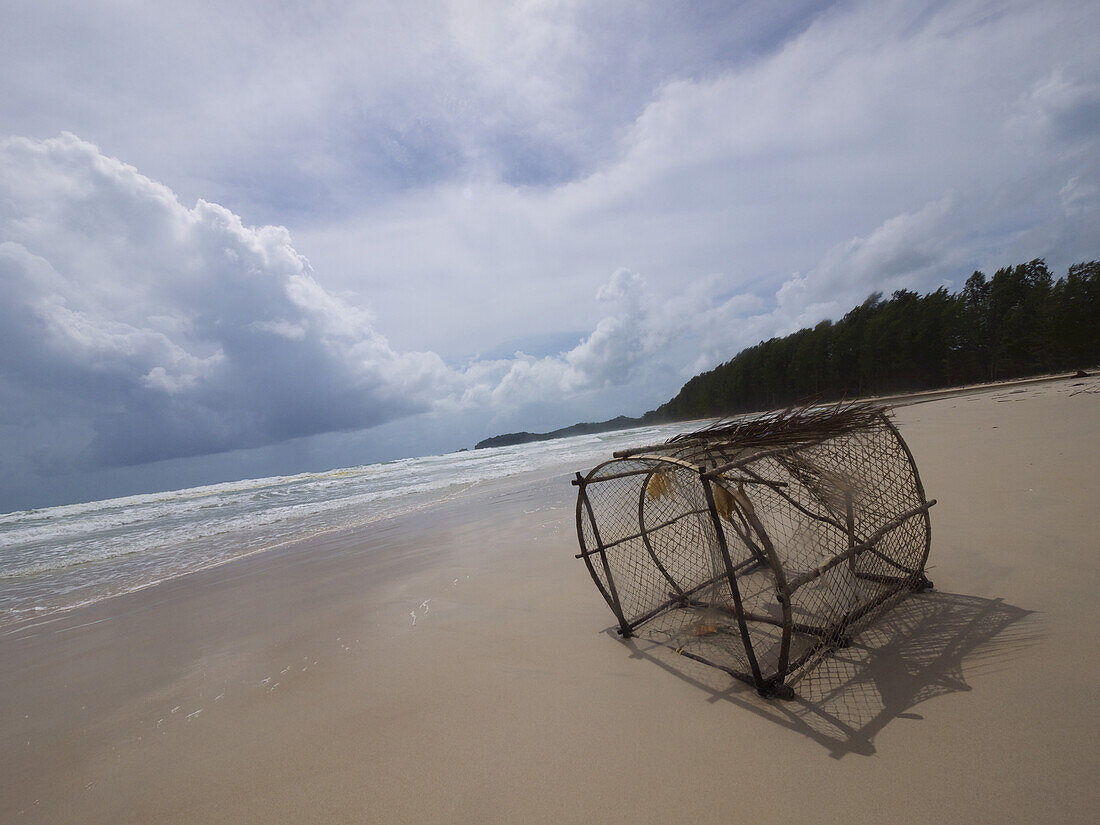 Angeschwemmte Krabbenfalle am thailändischen Strand; Ranong, Thailand