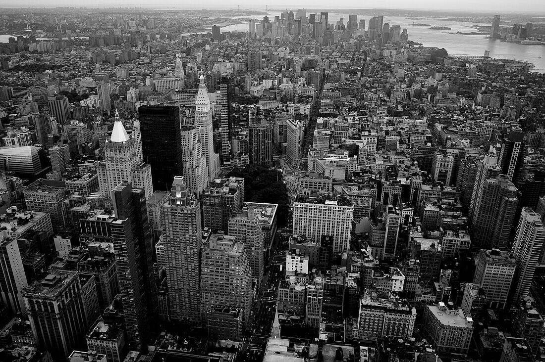 Stadtbild von New York City in Schwarz und Weiß; New York City, New York, Vereinigte Staaten von Amerika