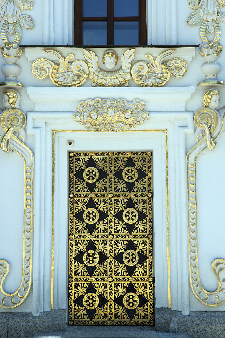 Verzierte Tür der Dormitio-Kathedrale in der Pecherska Lawra (Höhlenkloster); Kiew, Ukraine