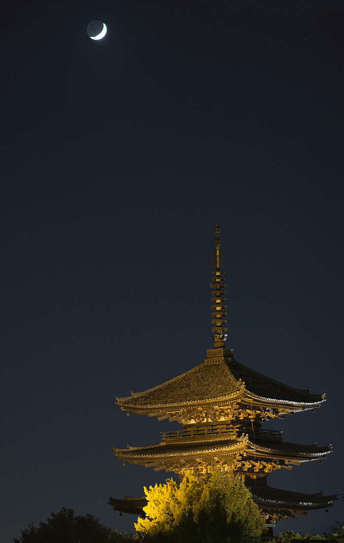 Nachtansicht einer japanischen Pagode mit Mondsichel; Kyoto, Japan