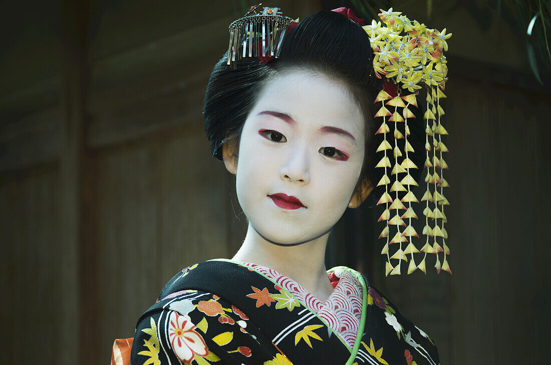 Sehr junge Maiko beim Posieren; Kyoto, Japan