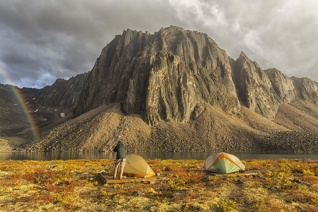 Fotograf, der das späte Nachmittagslicht am Talus Lake im Tombstone Territorial Park des nördlichen Yukon fotografiert; Yukon, Kanada