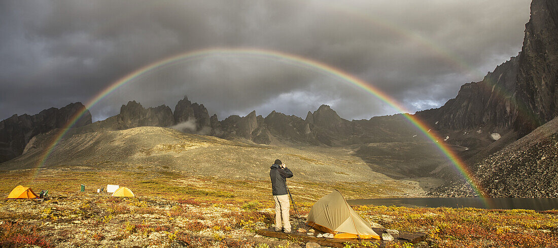 Fotograf, der das späte Nachmittagslicht am Talus Lake im Tombstone Territorial Park im nördlichen Yukon fotografiert; Yukon, Kanada