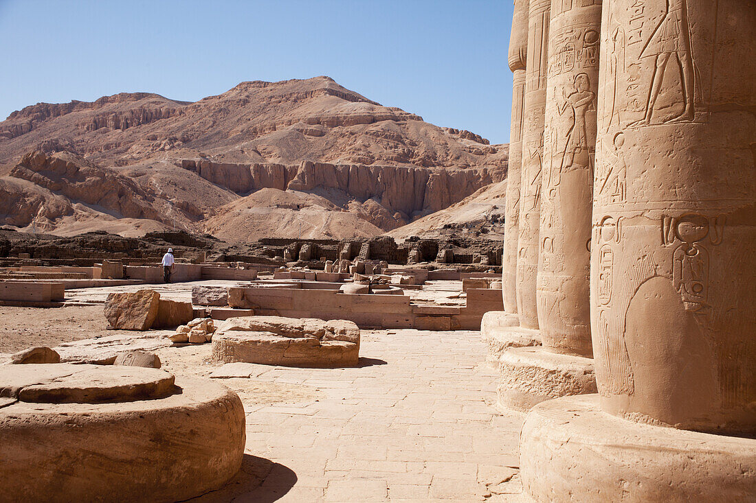 Tourist im Ramesseum-Grabtempel, Westjordanland; Luxor, Ägypten