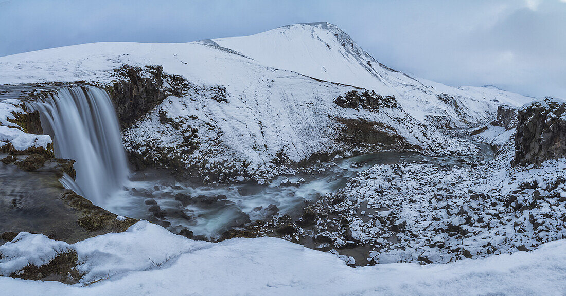 Unbenannter Wasserfall und Fluss im Hochland von Island; Island