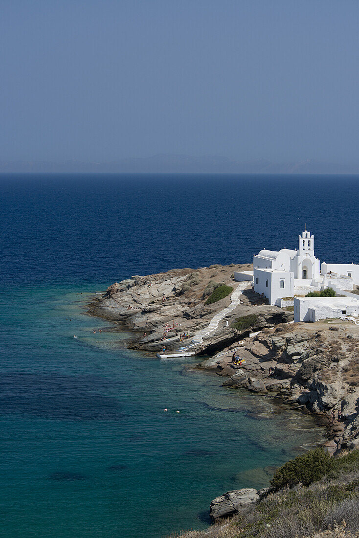 Luftaufnahme des Klosters Chrysopiyi, umgeben von smaragdgrünem Meer; Sifnos, Kykladen, Griechische Inseln, Griechenland
