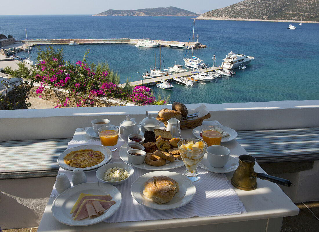 Frühstück mit lokalem Gebäck, serviert auf einer Terrasse mit Blick auf Platis Ghialos; Sifnos, Kykladen, Griechische Inseln, Griechenland