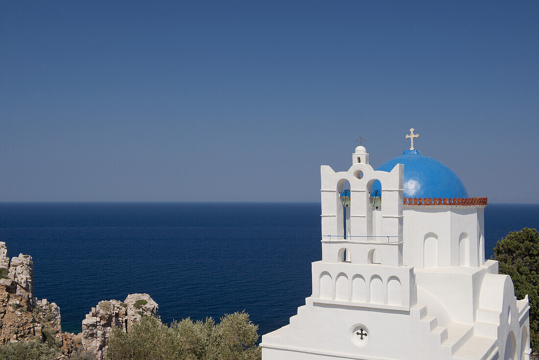 Die blaue Kuppelkirche von Panayia Poulati; Sifnos, Kykladen, Griechische Inseln, Griechenland