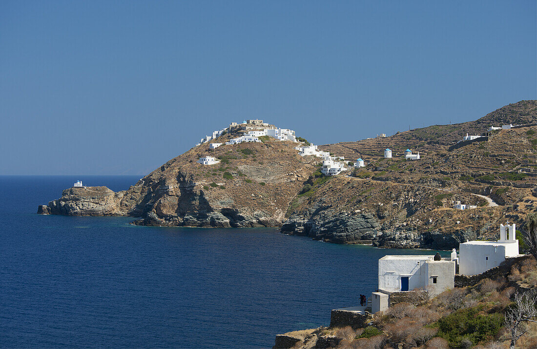 Ein Blick auf Kastro und die Kapelle der Epta Martyrs oder Sieben Märtyrer; Kastro, Sifnos, Kykladen, Griechische Inseln, Griechenland.