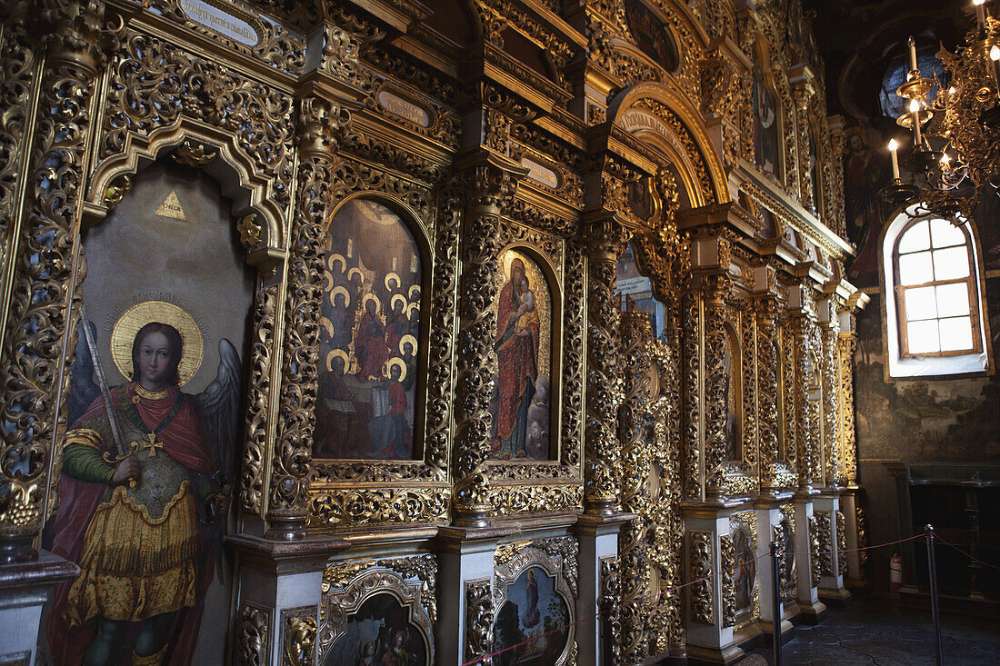 Innenraum der Tor-Kirche der Dreifaltigkeit in der Pecherska Lawra (Höhlenkloster); Kiew, Ukraine.