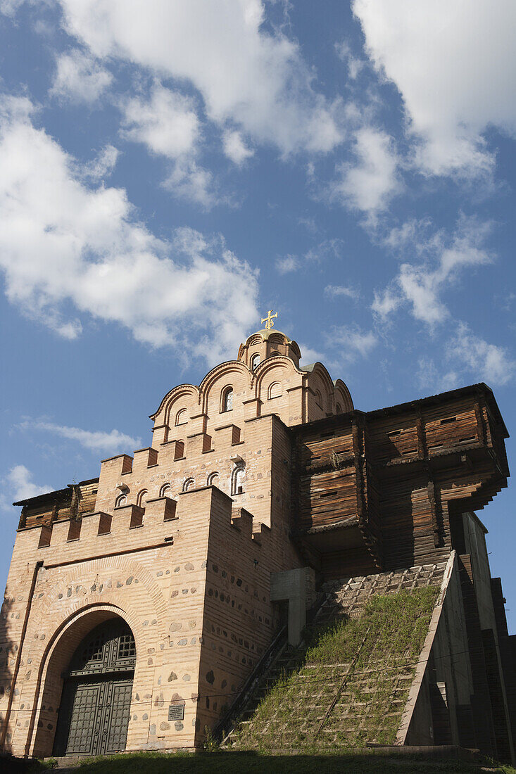 Das Goldene Tor, ein rekonstruierter Abschnitt der alten Stadtbefestigung; Kiew, Ukraine.