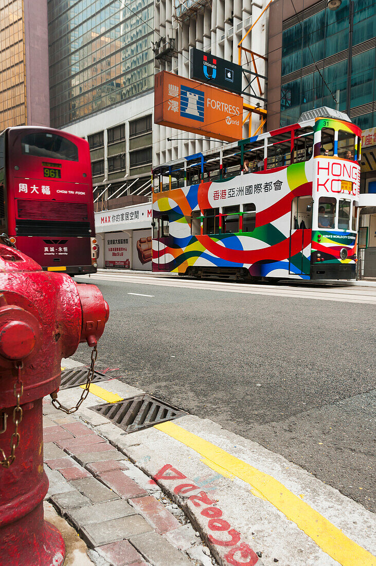 Bunter Doppeldecker-Bus auf der Straße, Central District; Hongkong Island, China