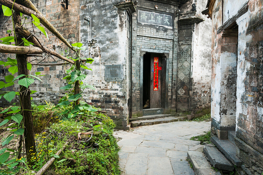Steingebäude in einem kleinen Dorf in der Nähe von Wuyuan; Provinz Jiangxi, China