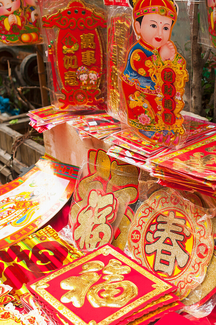Dekorationen für das chinesische Neujahrsfest, die als Segen und Glücksbringer dienen; Xiamen, Provinz Fujian, China