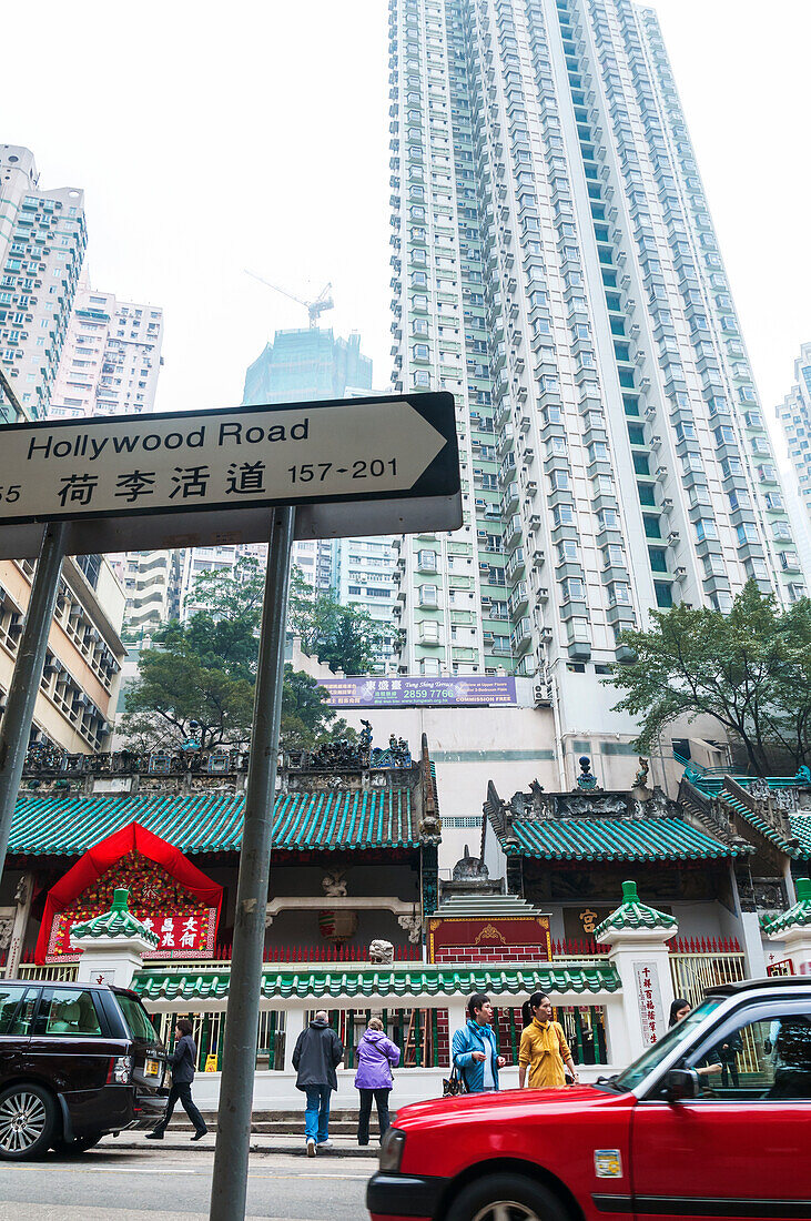 Man-Mo-Tempel in der Hollywood Road, umgeben von großen Wohnhäusern; Hongkong Island, China