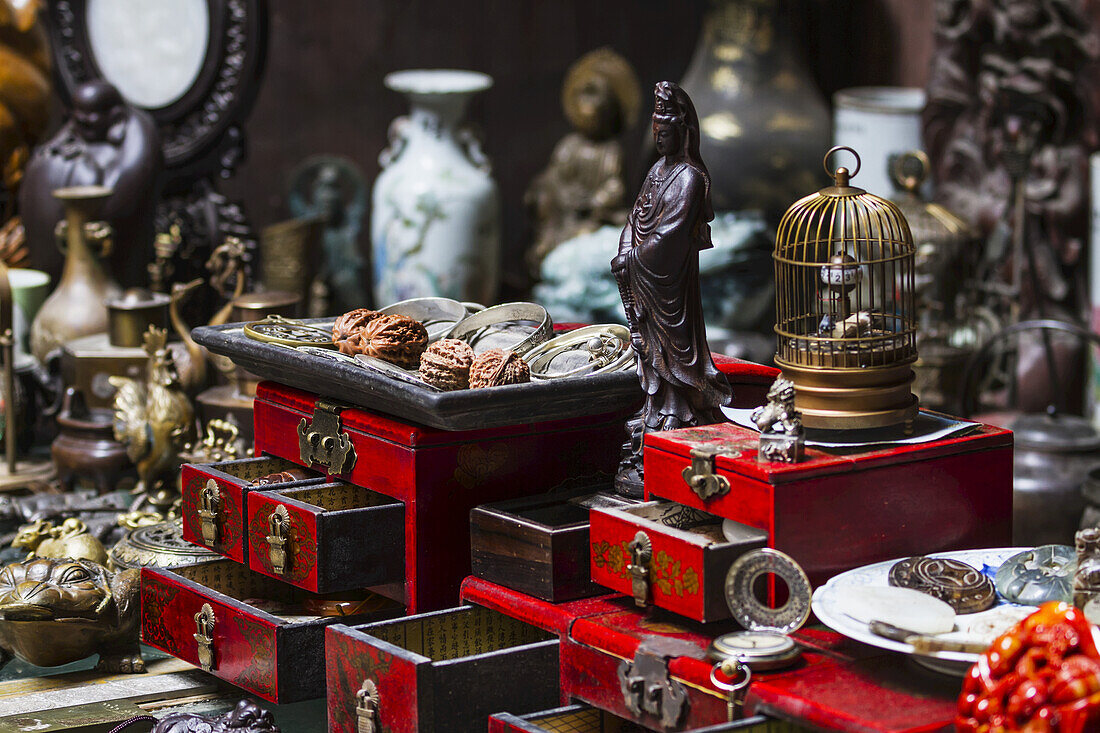 Chinesisches Kunsthandwerk zum Verkauf in der Suren-Halle, Hongcun, Anhui, China