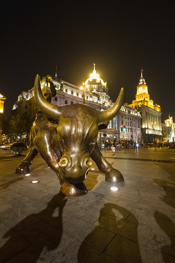 Stier-Skulptur am Bund, eine Abwandlung von Arturo Di Modicas Stier, am nächtlichen Bund, Shanghai, China