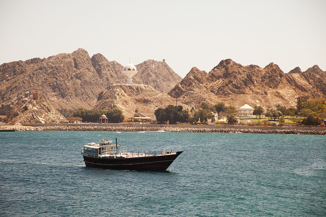 Hochseedampfer, Ankunft im Hafen von Mutrah; Muscat, Oman.