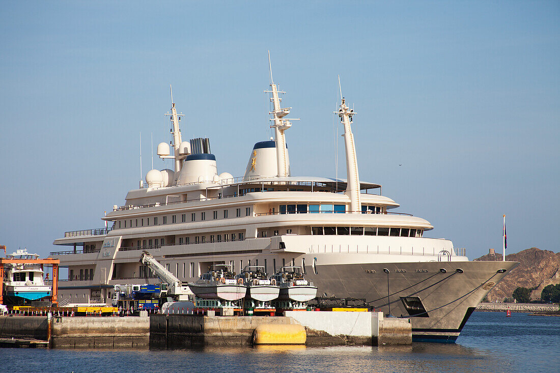 Königliche Yacht von Sultan Qaboos, Hafen von Mutrah; Muscat, Oman.