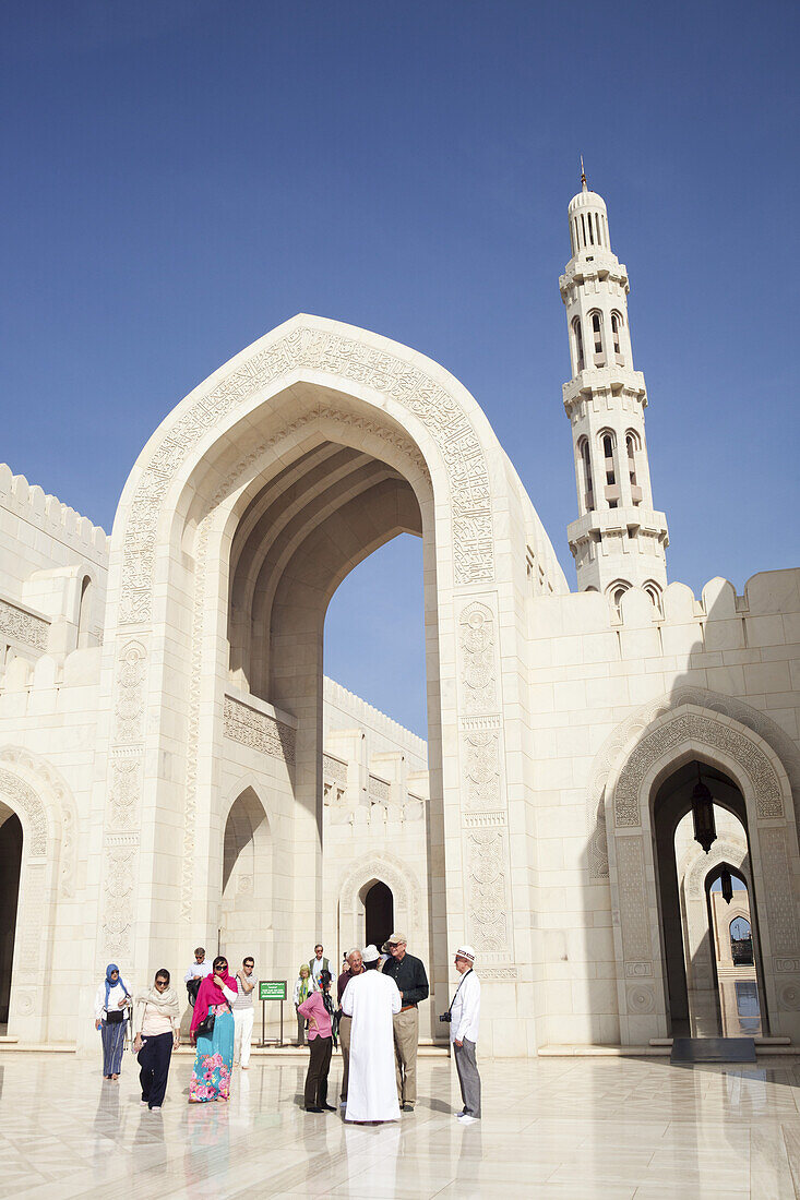 Touristen in der Großen Sultan-Qaboos-Moschee; Maskat, Oman.