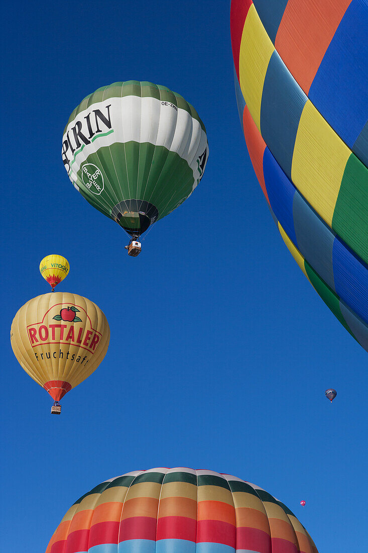 Heißluftballons bereiten sich auf den Start während des jährlichen Heißluftballonfestivals des Skigebiets vor; Filzmoos, Österreich.