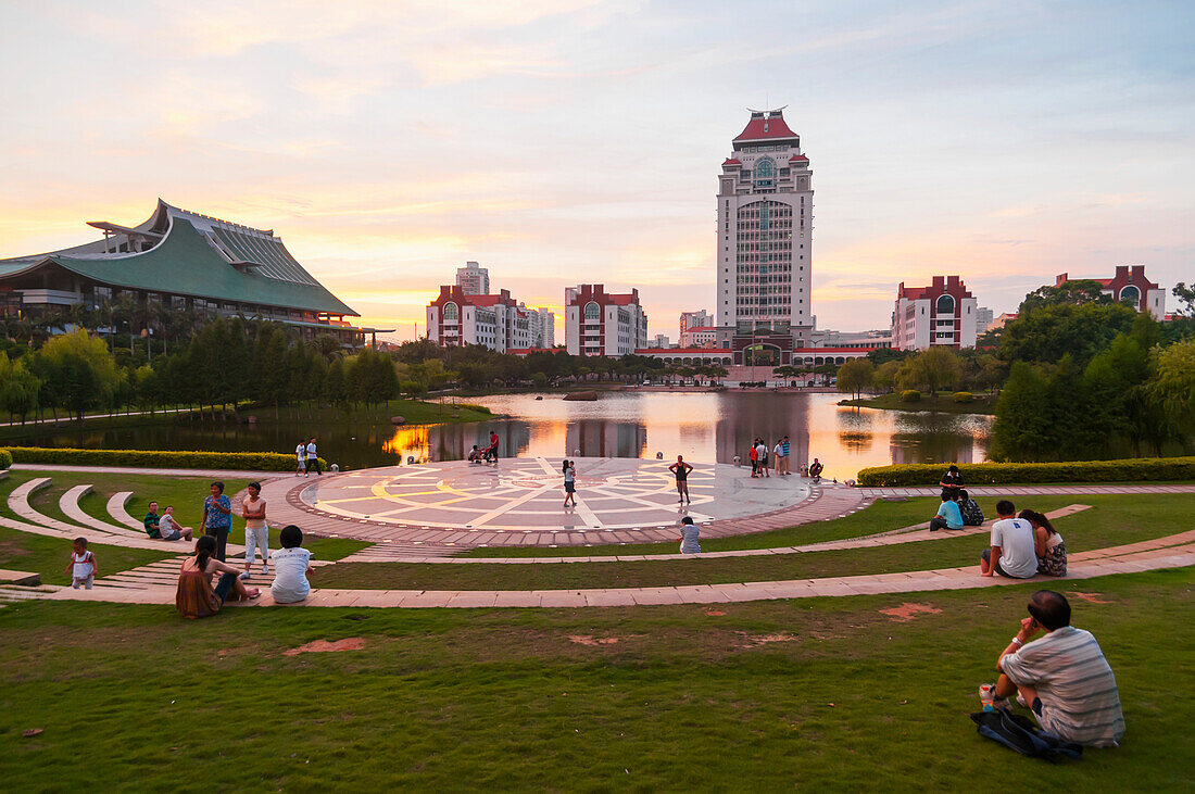 Gärten und See der Xiamen Universität bei Sonnenuntergang; Xiamen, Provinz Fujian, China