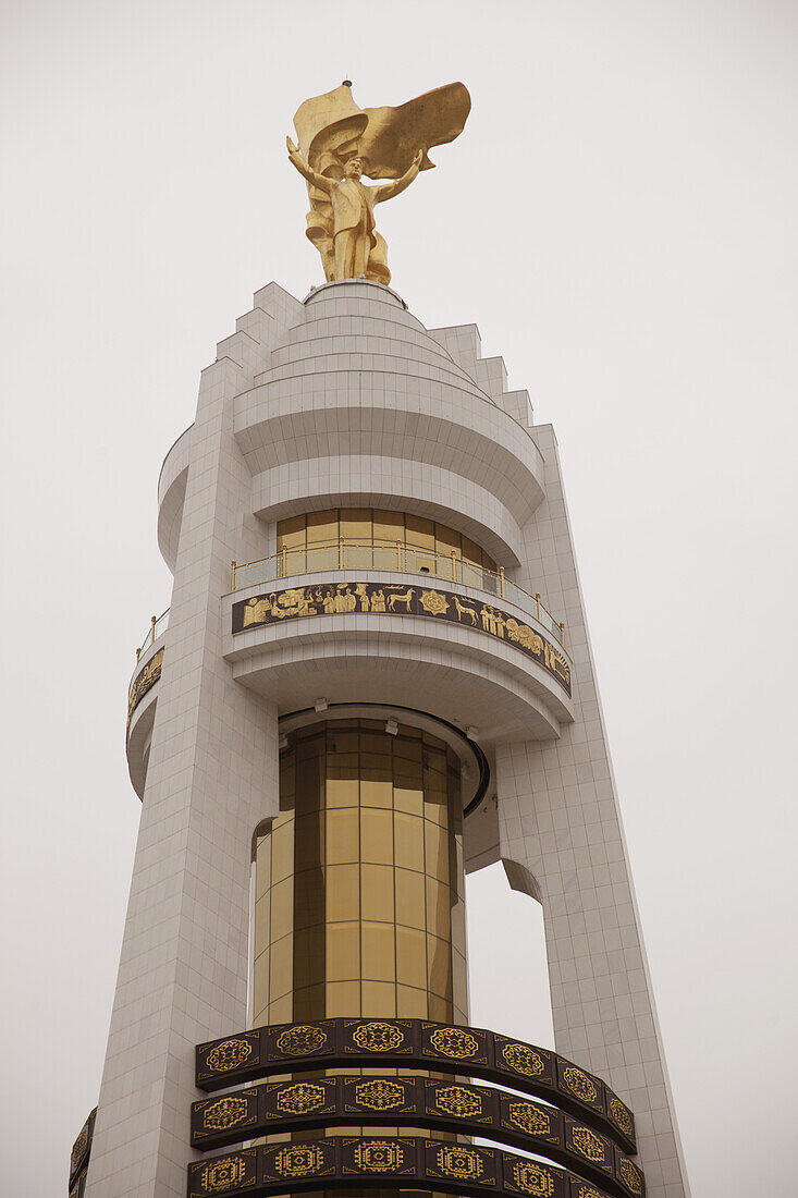 Goldene Statue von Turkmenbaschi auf dem Neutralitätsdenkmal; Aschgabat, Turkmenistan.
