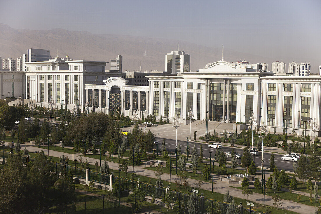 Regierungsgebäude aus weißem Marmor; Aschgabat, Turkmenistan.