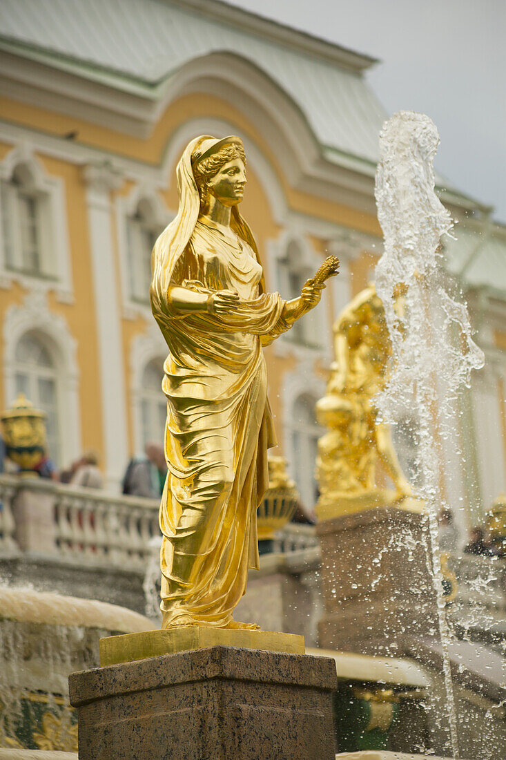 Peterhofs Springbrunnen am Sommerpalast, in der Nähe von St. Petersburg; Russland.
