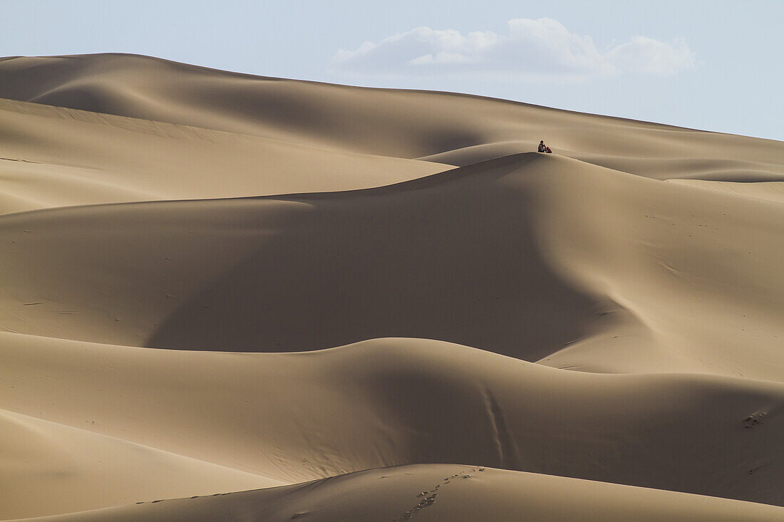 Mann auf den Sanddünen von Khongoryn Els, Gobi-Gurvansaikhan-Nationalpark, vEmnv?govi-Provinz, Mongolei