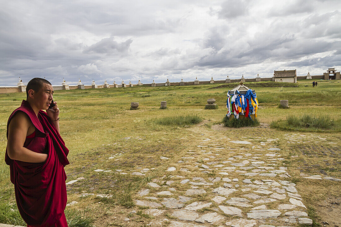 Buddhistischer Mönch am Mobiltelefon beim Larviran-Tempel im Erdene-Zuu-Kloster, Karakorum (Kharkhorin), vEvv?rkhangai-Provinz, Mongolei