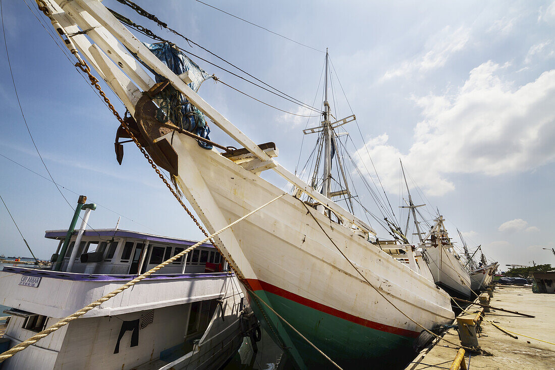 Pinisi, traditionelle zweimastige hölzerne Frachtsegelschiffe, vertäut im Hafen von Paotere, Makassar (Ujung Pandang), Süd-Sulawesi, Indonesien