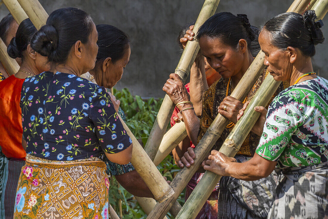 Frau stampft Reis in einem Rante, dem Zeremonialort für eine Torajan-Begräbniszeremonie in Rantepao, Toraja-Land, Südsulawesi, Indonesien