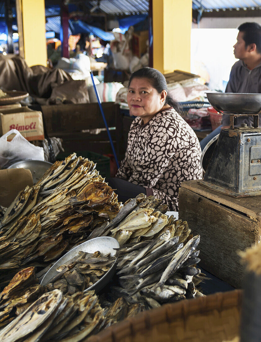 Verkäufer von getrocknetem Fisch auf dem Bolu-Markt, Rantepao, Toraja-Land, Süd-Sulawesi, Indonesien