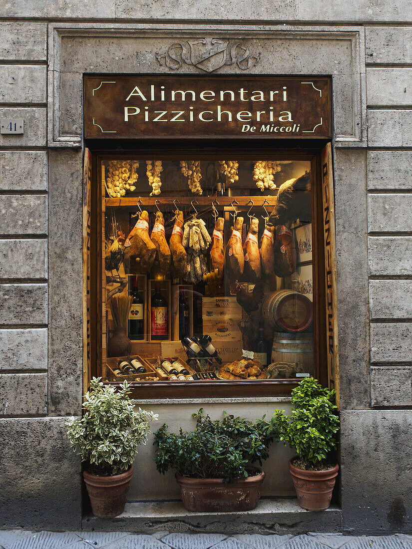 Eine Salumeria, oder Feinkostladen, für feines italienisches Fleisch; Siena, Italien