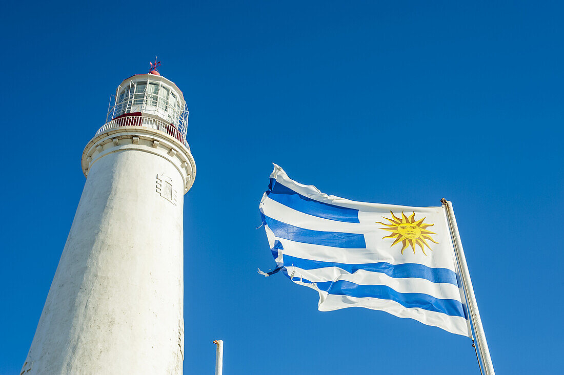 Leuchtturm von La Paloma mit Flagge; Uruguay