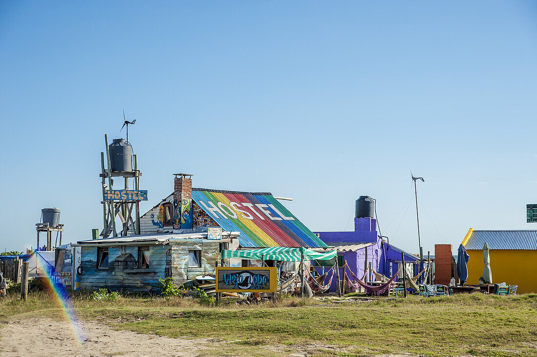 Bunte Herberge entlang der Küste; Cabo Polonio, Uruguay