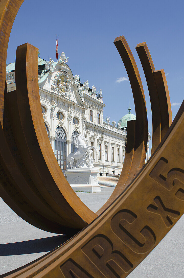 Metallbogen-Installation vor dem Schloss Unteres Belvedere; Wien, Italien.