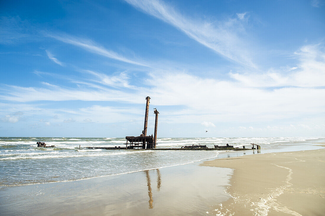 Versunkenes Schiff am Casino Beach, dem längsten Strand der Welt; Rio Grande Do Sul, Brasilien