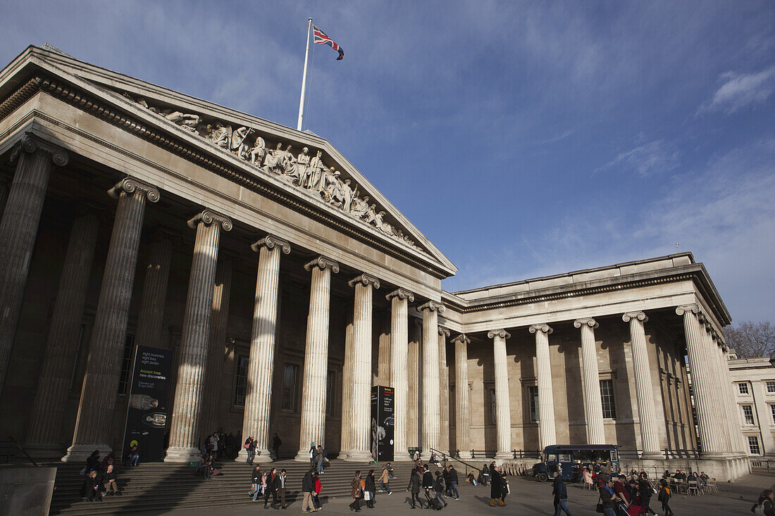 Die neoklassizistische Fassade des Britischen Museums mit der Flagge des Union Jack; London, England.