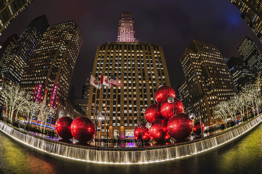Weihnachtsdekoration in der Nähe der Radio City Music Hall; New York City, New York, Vereinigte Staaten von Amerika